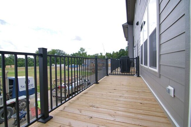 Building Photo - Beautiful Zionsville Townhome - *Special Offer!
