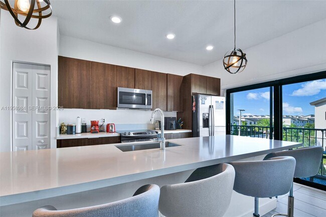 Building Photo - 7865 NW 104th Ave