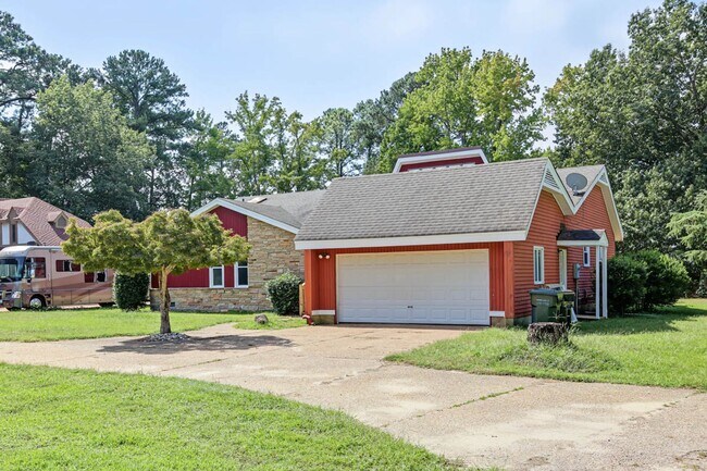 Building Photo - 300 Smoots Ln