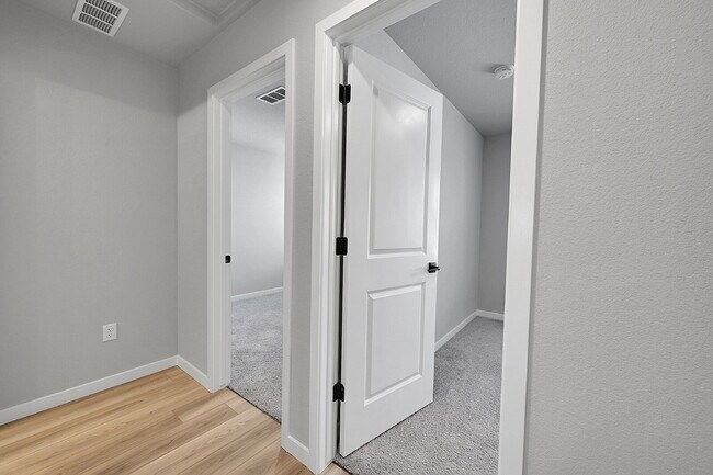 Building Photo - $2,495.00, 3 bed,2.5 bath located in Color...