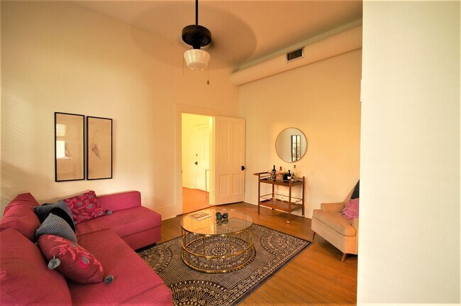 Building Photo - J17
