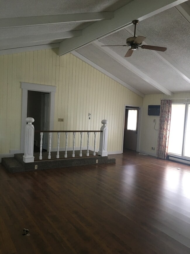 Building Photo - HUGE HOME FOR RENT!!