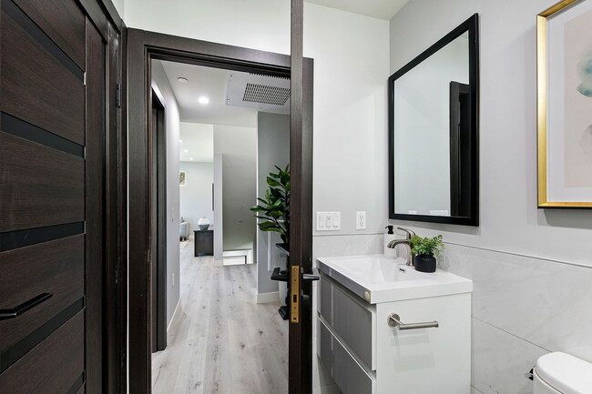 Building Photo - 13637 N Fellows Ave