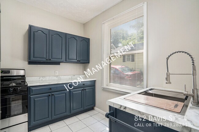 Building Photo - 842 Davis St