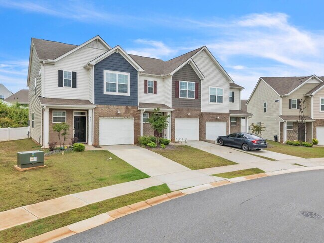 Building Photo - Stylish 3BR/2.5BA Craftsman Townhome with Modern Finishes in Pendleton! $1,700/mo rent