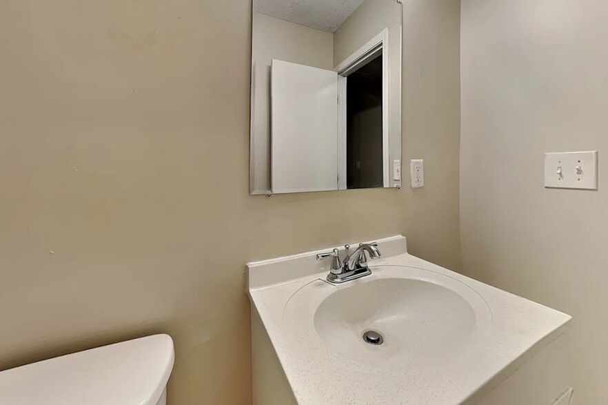 Building Photo - 2751 Flagstone Dr SE