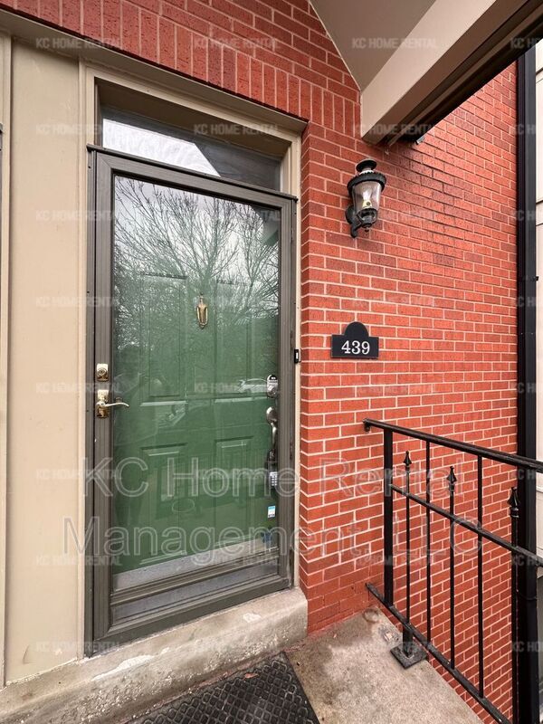 Building Photo - 439 W 10th street