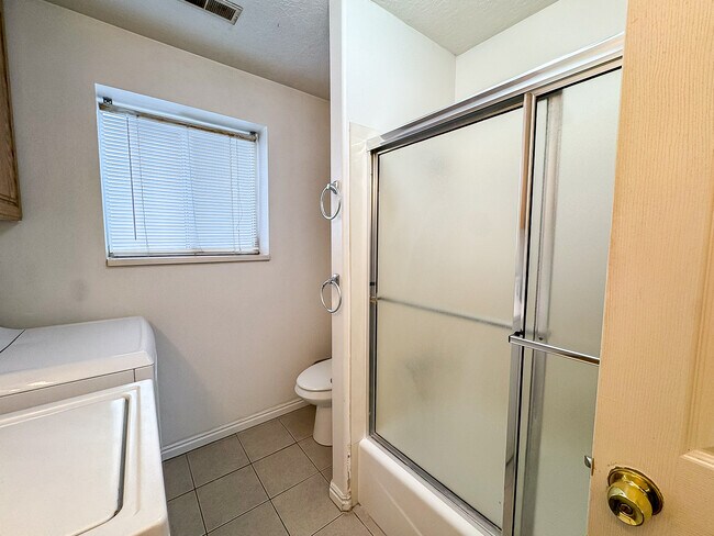 Building Photo - 391 E 700 N