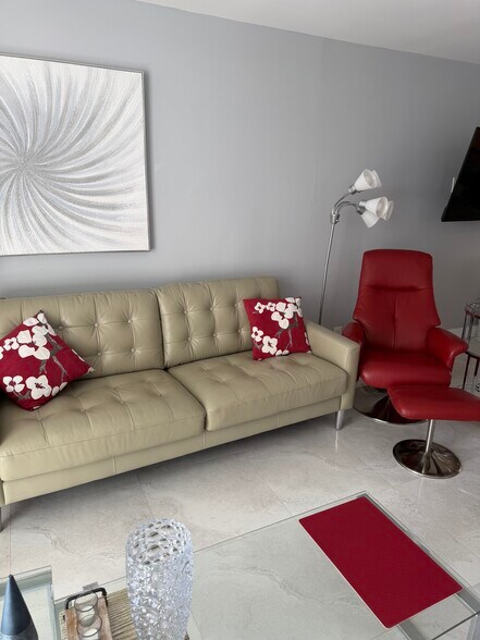 Building Photo - 2030 S Ocean Dr