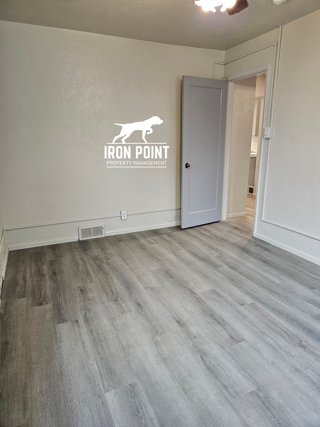 Building Photo - Renovated 3bed/2bath home w/gas fireplace, garage, near downtown Caldwell.