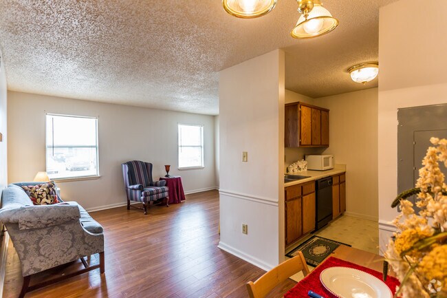 2BR, 1BA - The Garden - 850 SF - Dining Room - Shelby Grove Apartments