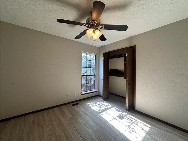 Building Photo - 3306 Rambling Oaks Dr