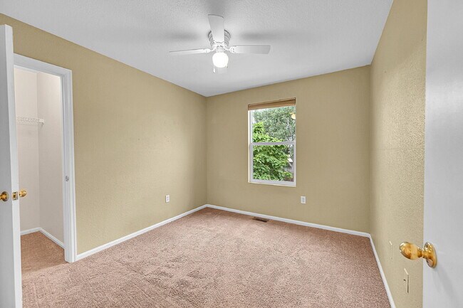 Building Photo - $2,550 - 3 Bed, 2 Bath End Unit Townhome w...