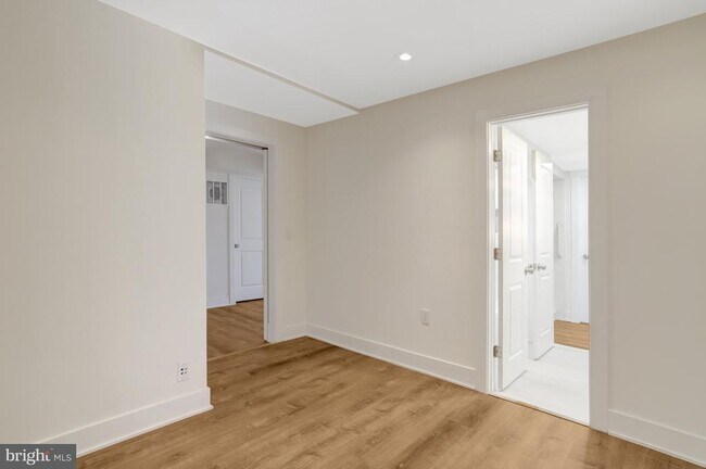 Building Photo - 6120 Beachway Dr