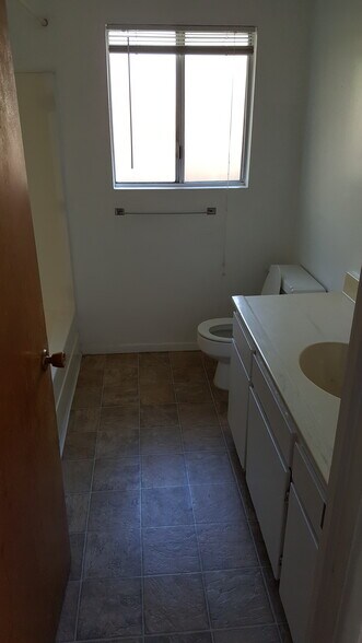 Building Photo - 522 W Fallbrook St