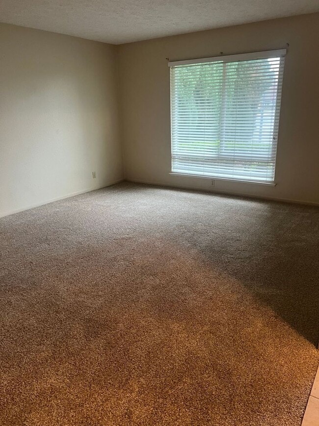 Building Photo - 948 Northwood Dr