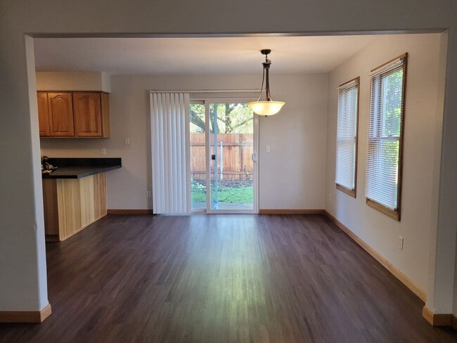 Building Photo - Beautiful 3 bedroom 2.5 bath home with lar...