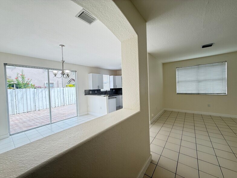 Building Photo - 15131 SW 23rd Ln