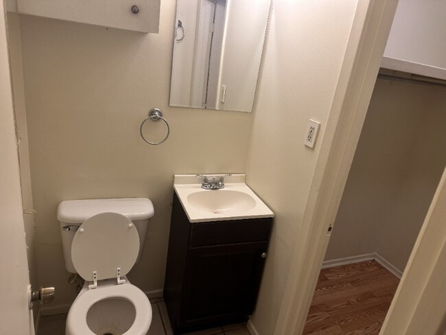 Building Photo - 106 E Woodcrest Dr