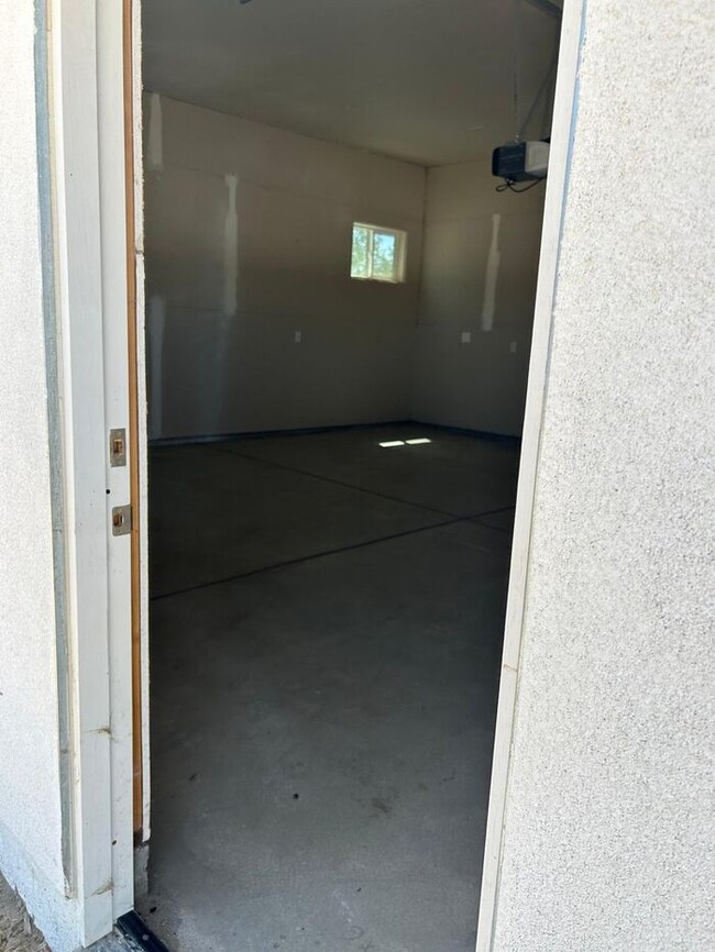 Building Photo - Stunning 3 Bedroom 2 Bathroom House for Re...
