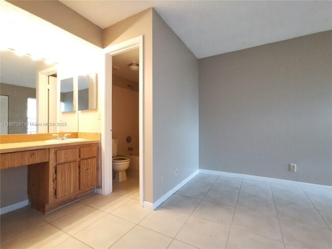 Building Photo - 10179 Twin Lakes Dr