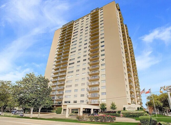 Building Photo - 2929 Buffalo Speedway