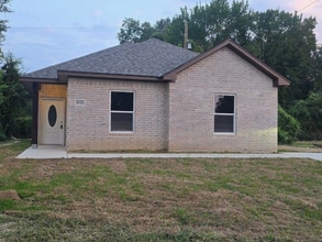 Building Photo - 1831 Lincoln Dr
