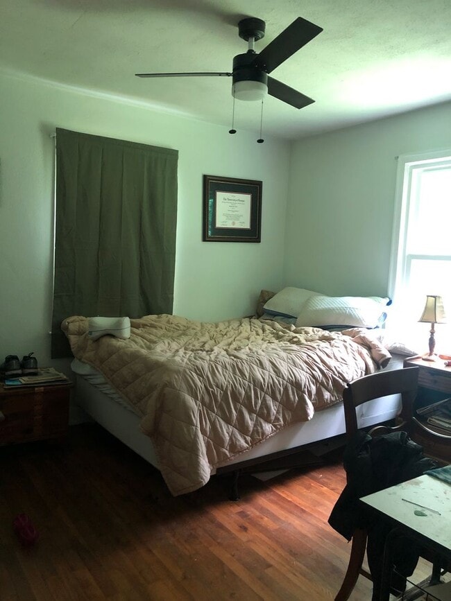 Building Photo - 2/1, Charming home with Flexible move-in