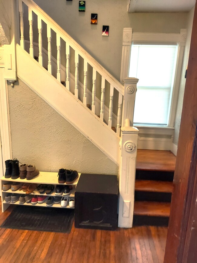 entry foyer - 111 W Vine St