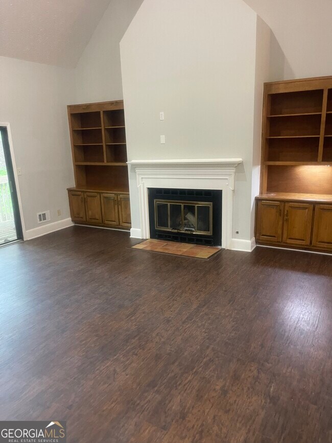Building Photo - 5035 Highland Hills Pkwy