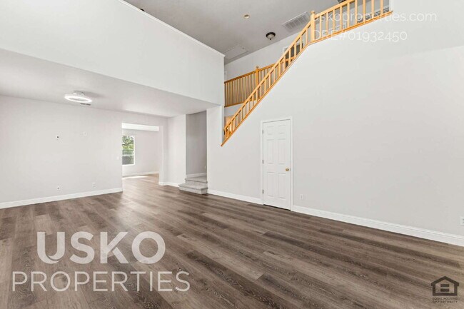 Building Photo - "Spacious 4-Bedroom Retreat with 2.5 Baths...