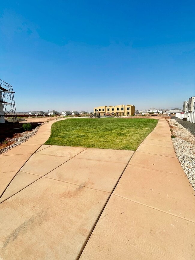 Building Photo - 632 Elmbrook