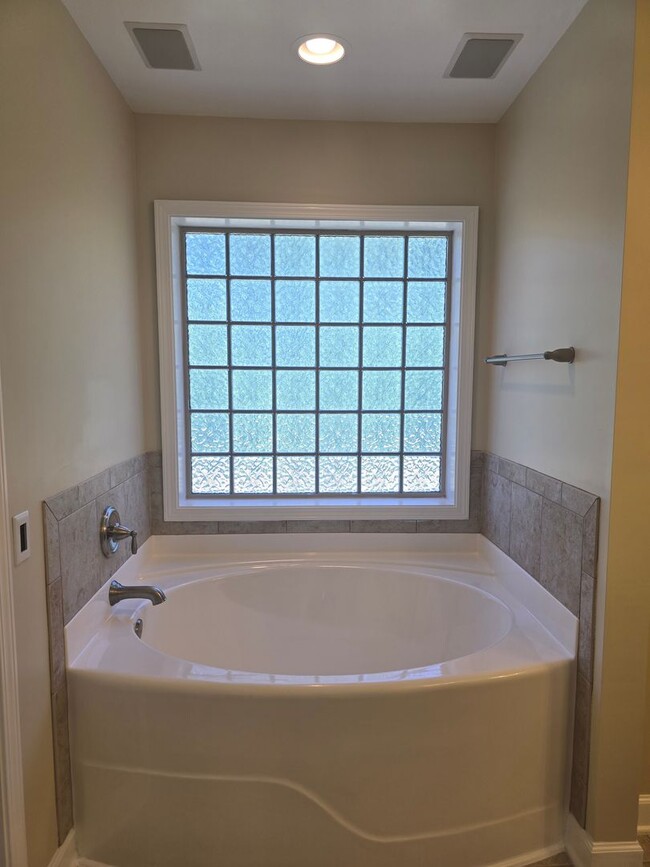 Building Photo - New Listing!!