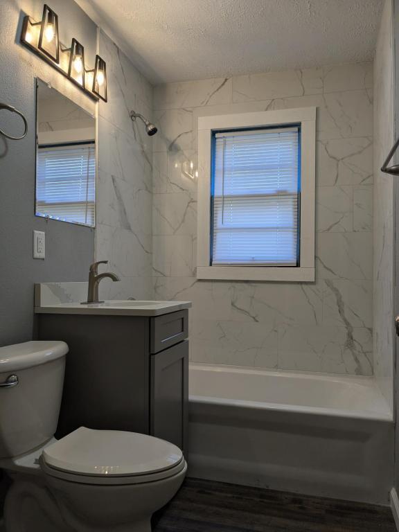 Building Photo - 910 E Elm St