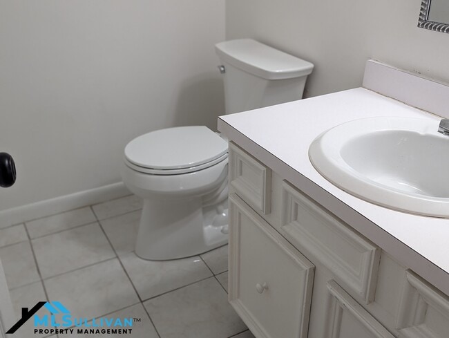 Building Photo - 4100-4105 Five Oaks Dr