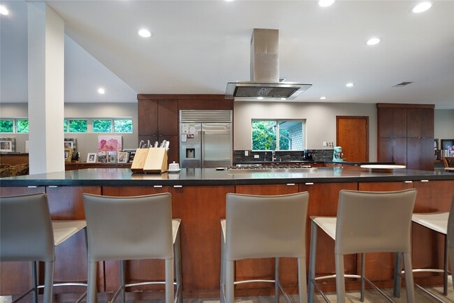 Building Photo - 5643 Terwilliger Way