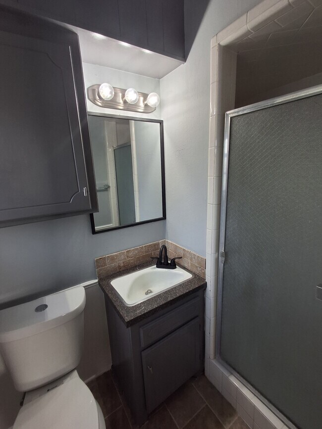 Building Photo - 111 SE Coachman Dr