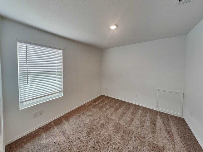 Building Photo - 144 Parish Ln