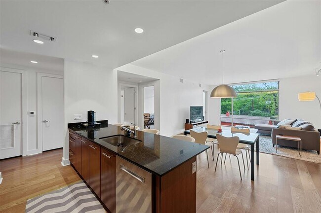 Building Photo - 210 Lee Barton Dr