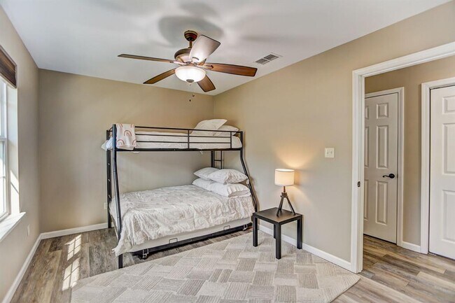Building Photo - 460 Pine Tree Loop