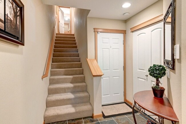 Building Photo - Immaculate Townhome with Private Patio!