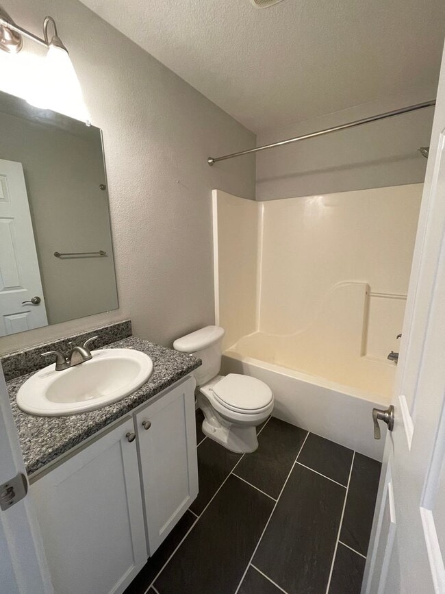 Building Photo - Stylish 2br/2.5ba Townhome with 2-car tand...