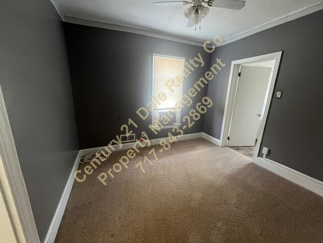 Building Photo - 2 Bedroom 1 Bath apartment with off street...