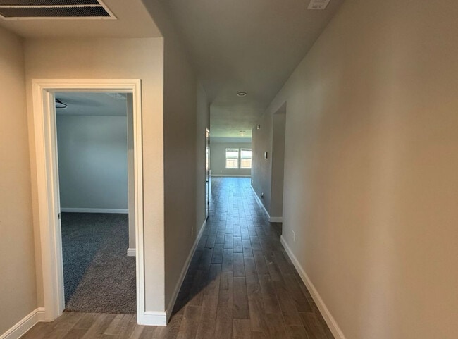 Building Photo - 701 Trinity Pk Trl