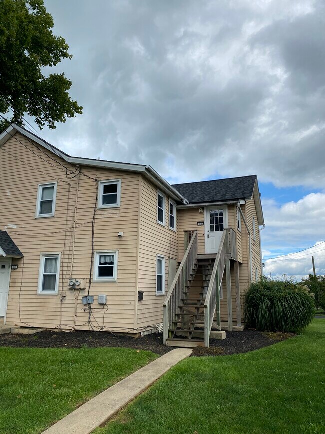 2nd Floor Apt - 12 Stoltzfus Ln
