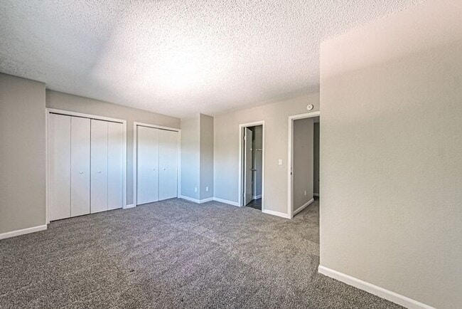 Building Photo - 3 Bed 2 Bath Townhouse, newly renovated! -...