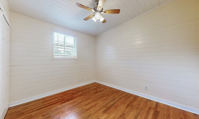 Building Photo - "Cozy 3-Bedroom Gem with a Gated Private B...