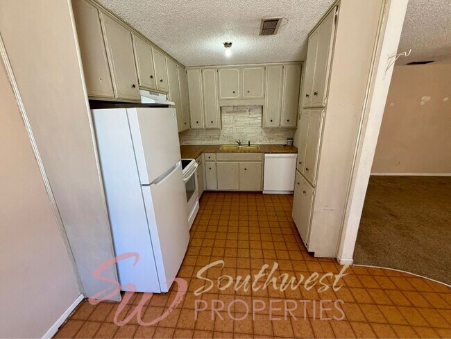 Building Photo - Location! Location! Easy walk to campus! 2 bedroom duplex!