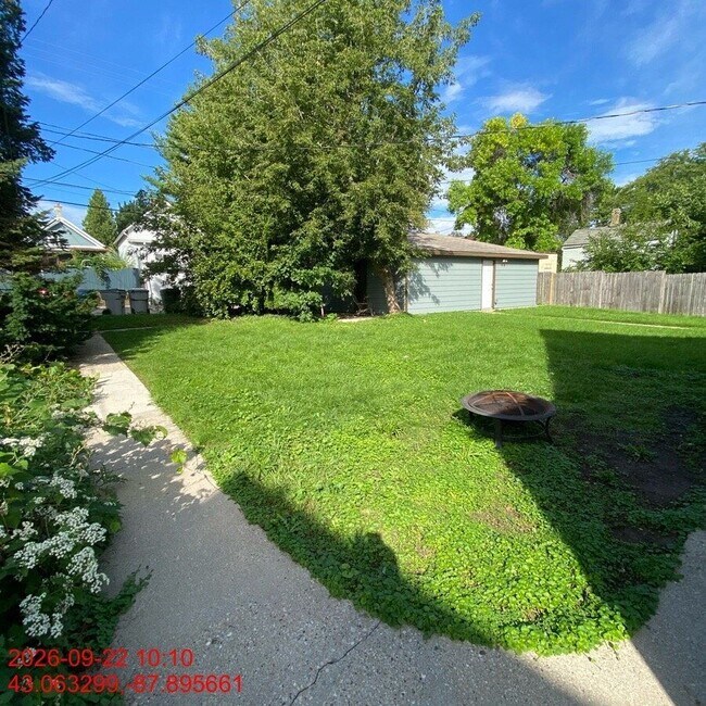 Building Photo - 2461 N Gordon Pl