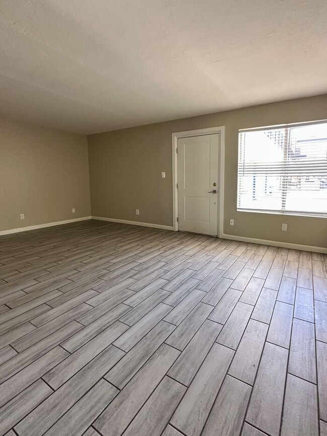 Building Photo - U of A Affordable housing!!! Affordable 2 ...